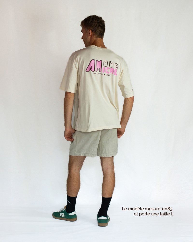 Tee_AA_Back_ModelH VF T-shirt Crème Unisexe Oversize AMOUR AMICAL