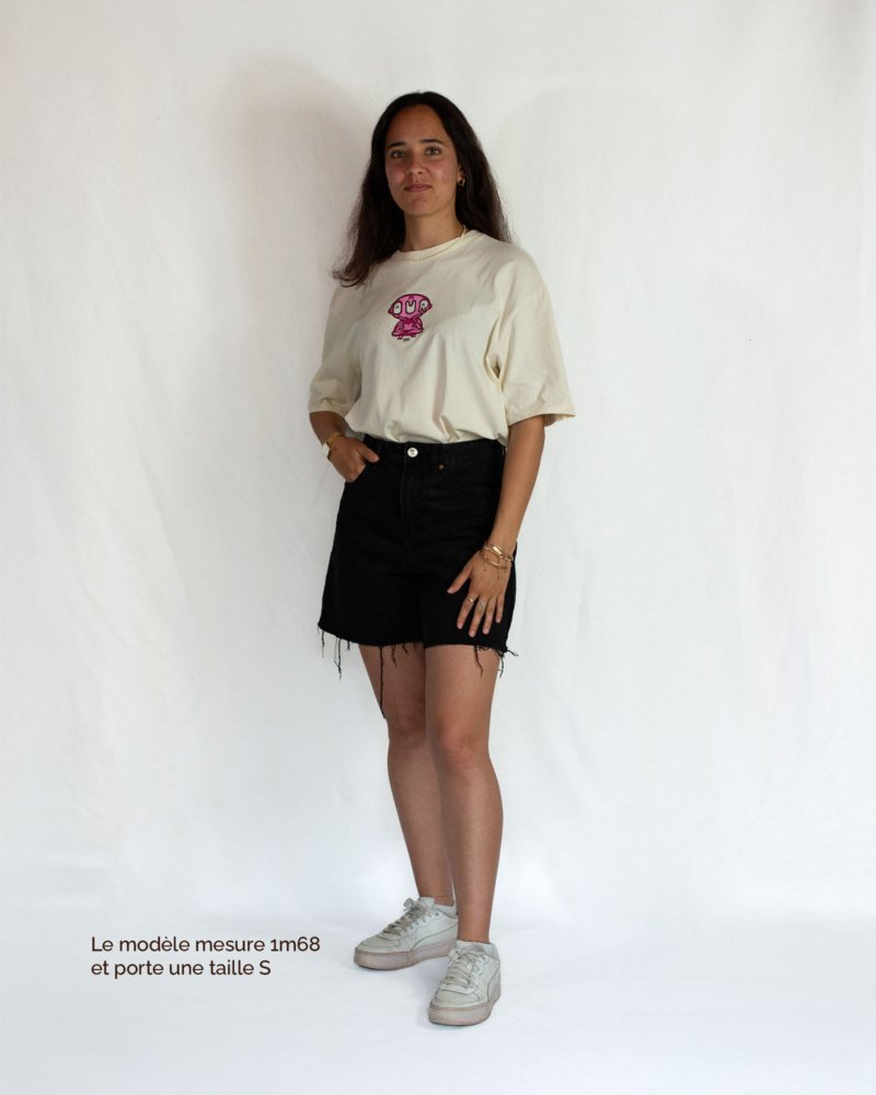 Tee_AA_Front_ModelF1 VF T-shirt Crème Unisexe Oversize AMOUR AMICAL