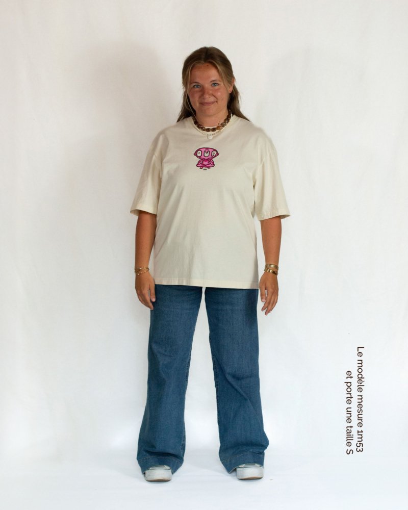 Tee_AA_Front_ModelF2 VF T-shirt Crème Unisexe Oversize AMOUR AMICAL