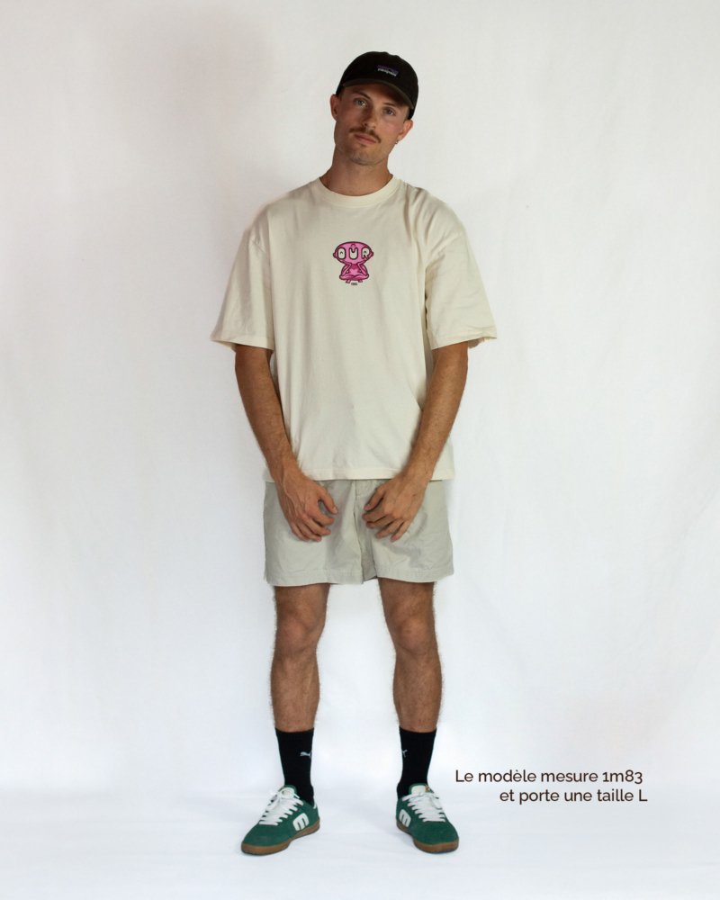 Tee_AA_Front_ModelH VF T-shirt Crème Unisexe Oversize AMOUR AMICAL