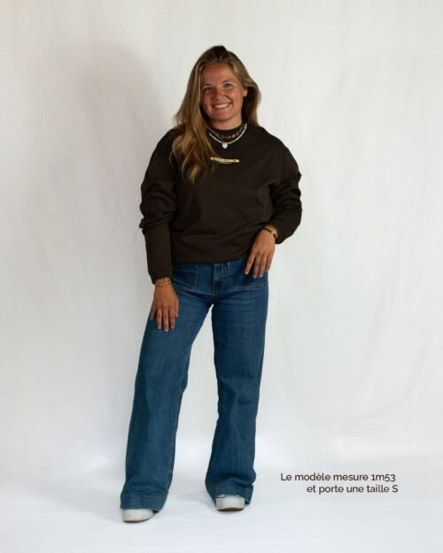 Tee_ML_AA_Front_ModelF VF T-shirt Manches Longues Unisexe Marron+ Figurine AMOUR AMICAL