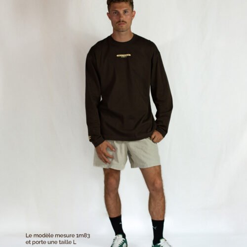 Tee_ML_AA_Front_ModelH VF T-shirt Manches Longues Unisexe Marron+ Figurine AMOUR AMICAL