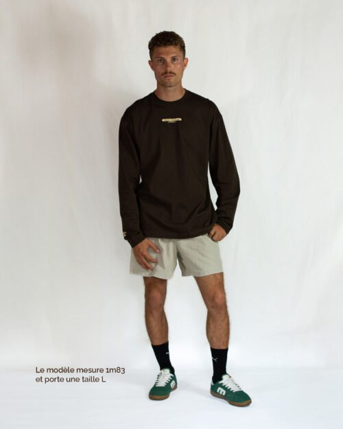 Tee_ML_AA_Front_ModelH VF T-shirt Manches Longues Unisexe Marron+ Figurine AMOUR AMICAL