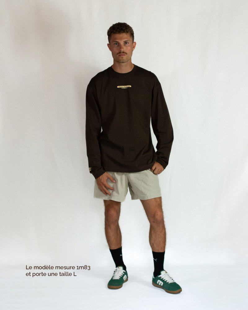 Tee_ML_AA_Front_ModelH VF T-shirt Manches Longues Marron Unisexe AMOUR AMICAL